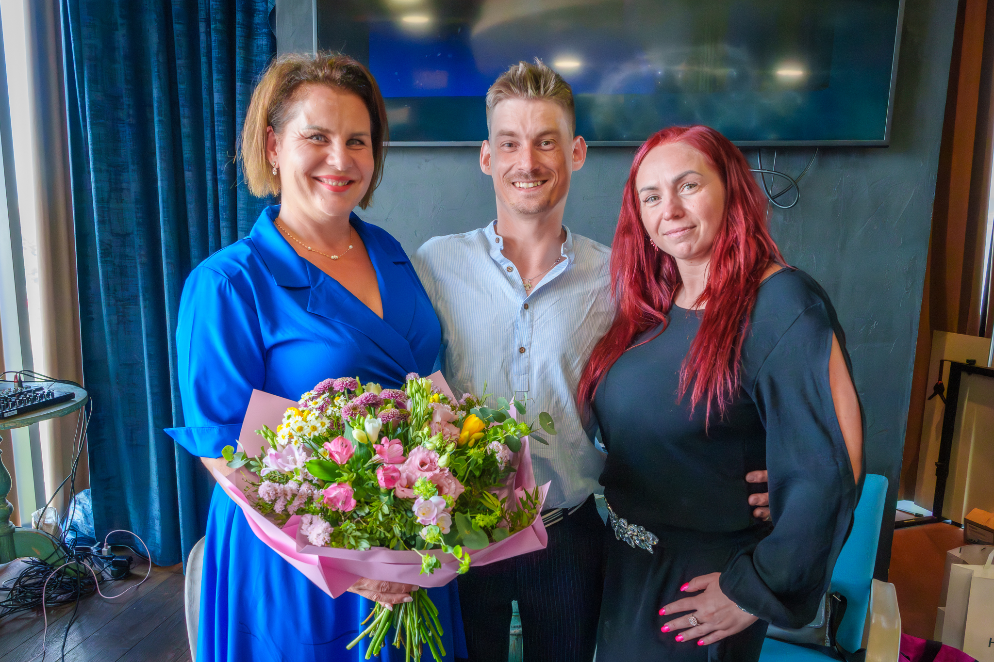Předání květin po networkingu
