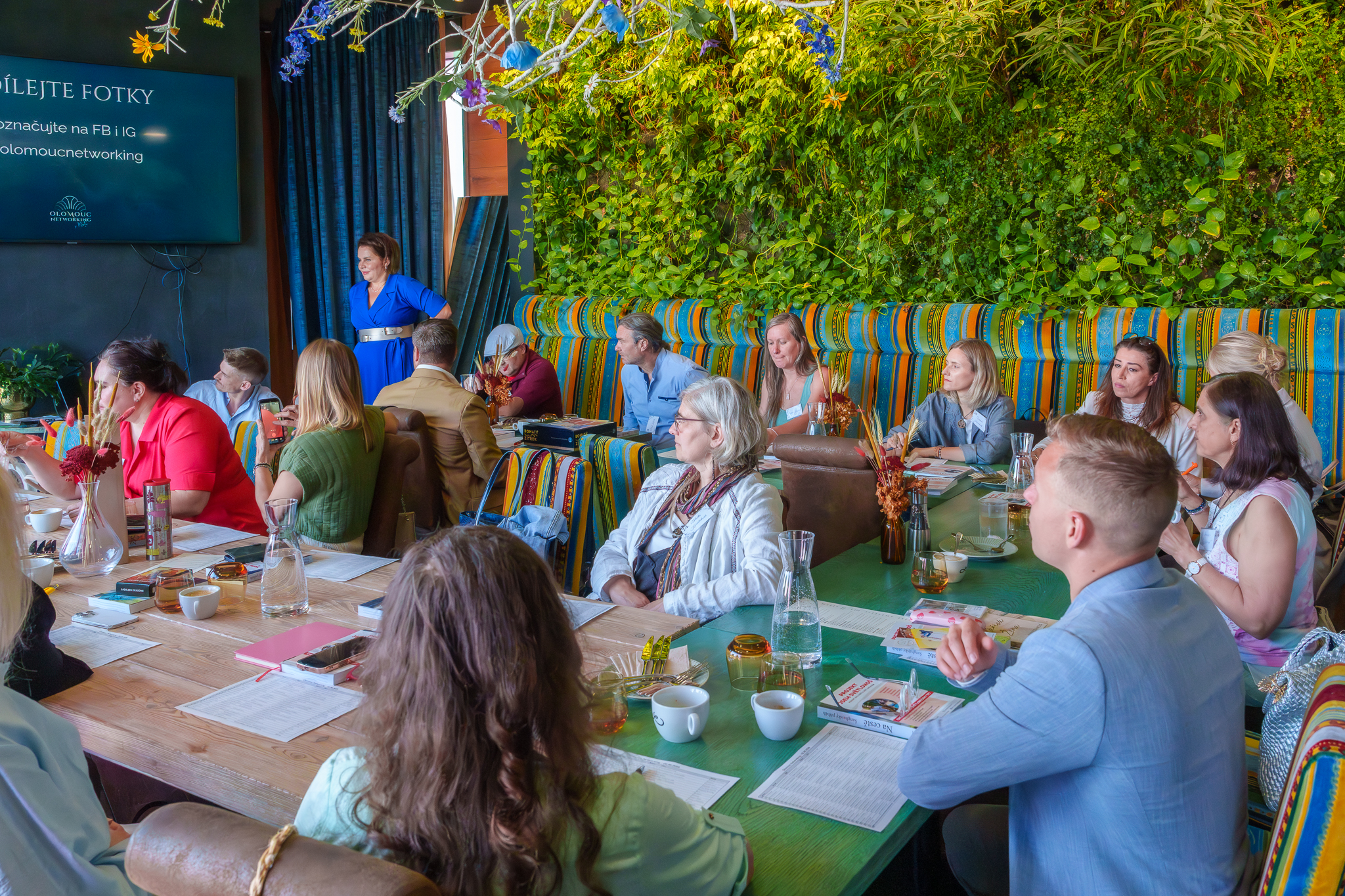 Celkový pohled na sál během networkingu